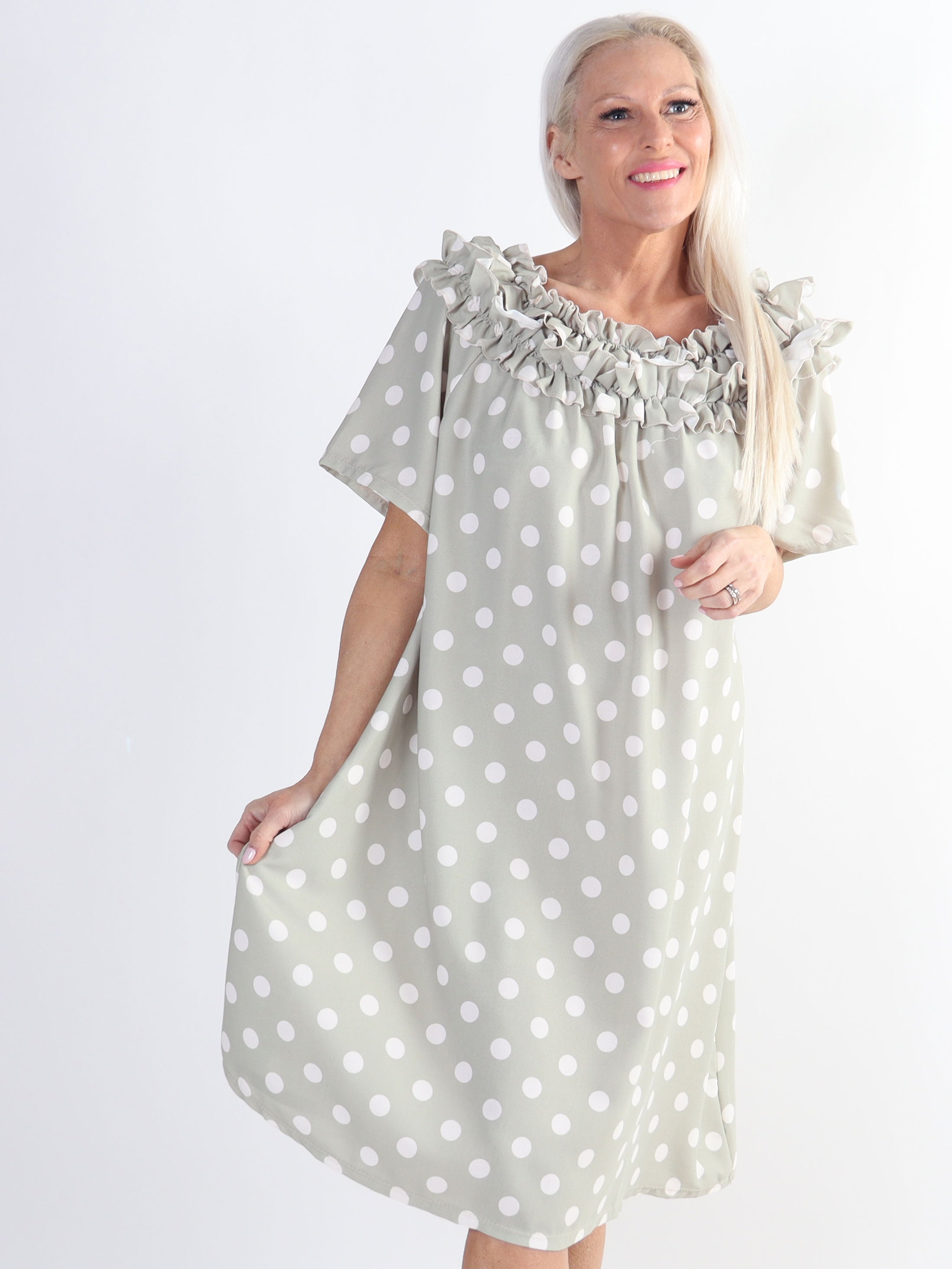 Chili Sleeveless Dress Dot - Plus size kjole med prikker og flæser